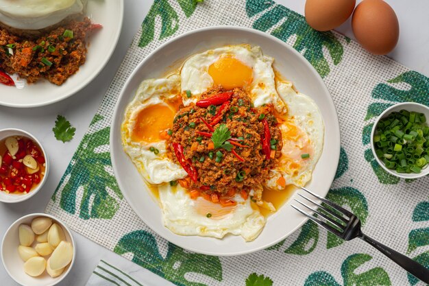 Omelette croustillante garnie de porc haché et sauce aux légumes mélangés