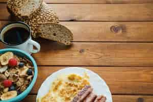 Photo gratuite omelette, muesli et pain