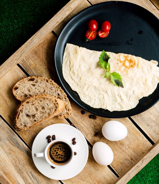 Omelette et tomate avec tranches de pain