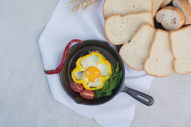 Omelette avec des tranches de pain blanc sur un sac.