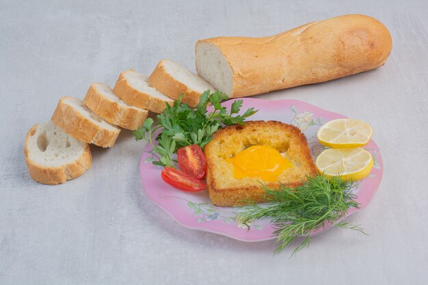 Omelette avec des tranches de pain blanc sur un sac.