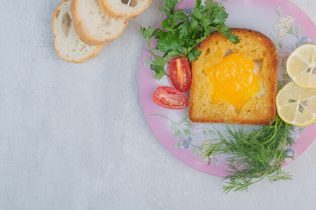 Omelette avec des tranches de pain blanc sur un sac.