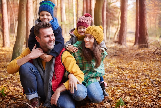 Photo gratuite on aime tous une bonne balade en forêt!