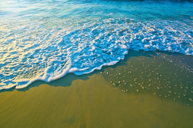 Photo gratuite ones bleues sur le sable.