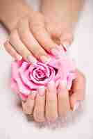 Photo gratuite les ongles de belle femme avec une belle manucure française et rose rose