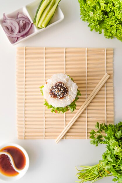 Onigiri vue de dessus avec des légumes