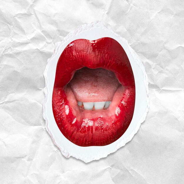 'Ooh' expression des lèvres rouges de la femme sur fond de papier déchiré