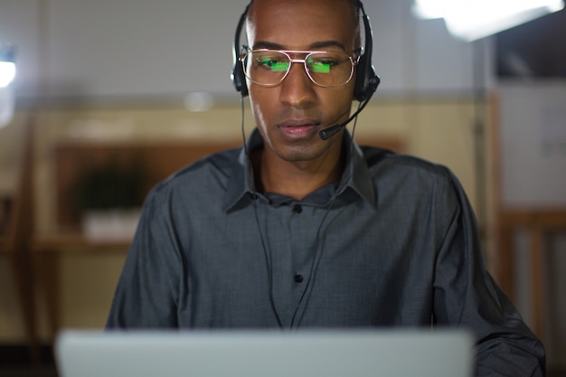 Opérateur de centre d'appels concentré discutant avec le client