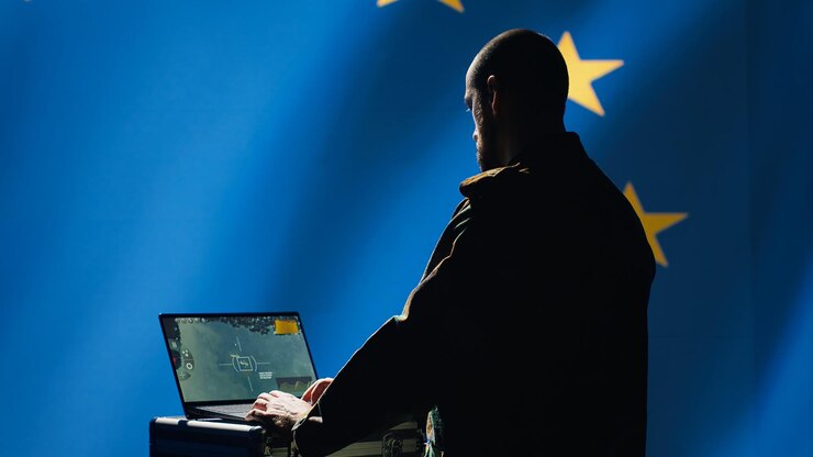 Photo gratuit l'opérateur de défense aérienne de l'ue arrive dans la salle de contrôle et utilise le radar pour détecter les missiles.