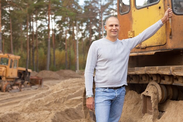 Opérateur tracteur sur le lieu de travail