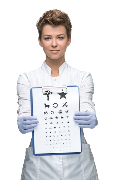 Photo gratuite ophtalmologiste de la jeune femme avec tableau des yeux