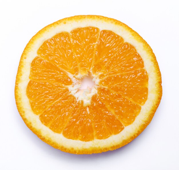Orange sur blanc isolé