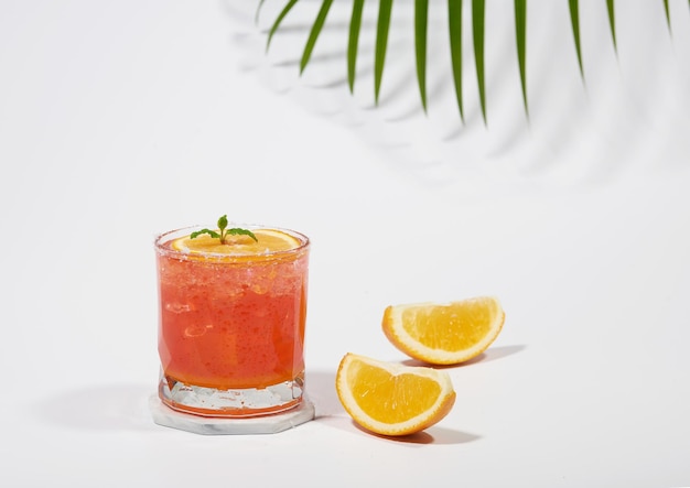 Photo gratuite orange de fraise italienne isolée sur fond blanc boissons d'été exotiques