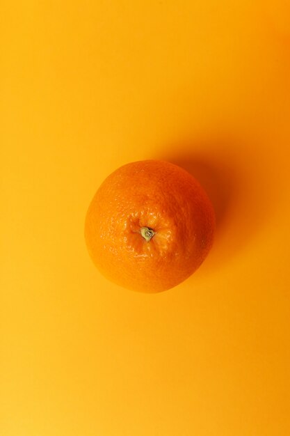 Orange isolé sur une surface orange