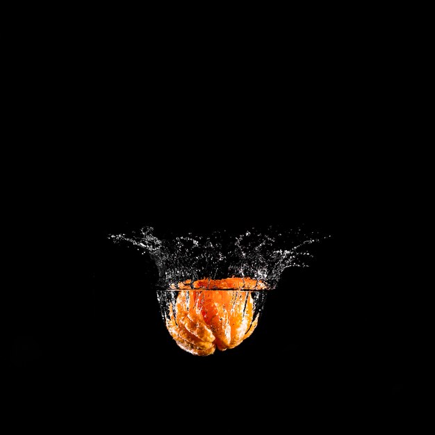 Orange plongeant dans l&#39;eau