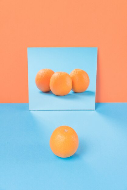 Orange sur table bleue isolé sur orange