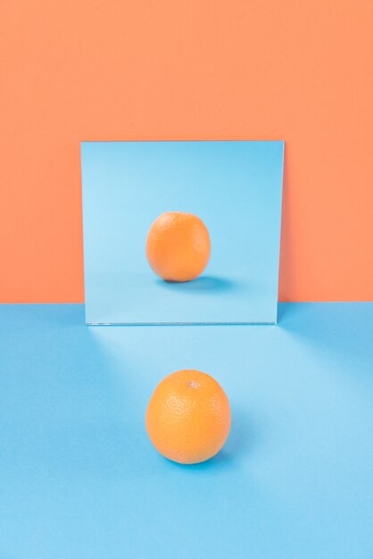 Orange sur table bleue isolé sur orange