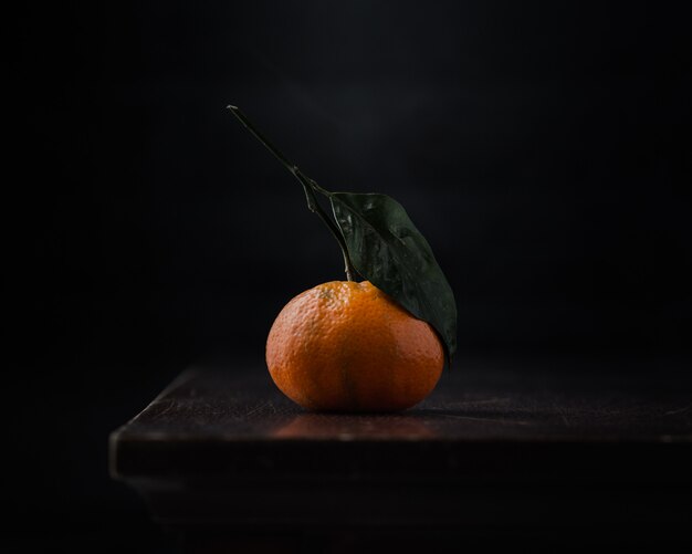 Une orange sur un tableau noir