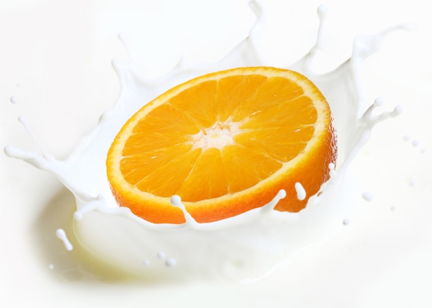 Orange tombe dans une éclaboussure de lait