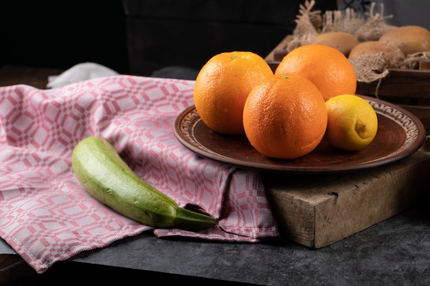 Oranges, citron et courgettes sur la table