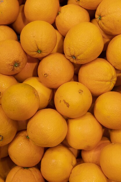 Oranges dans le stock d'épicerie pour la vente en gros