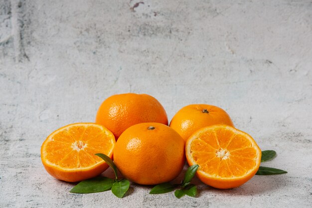 Oranges fraîches découpées sur fond blanc