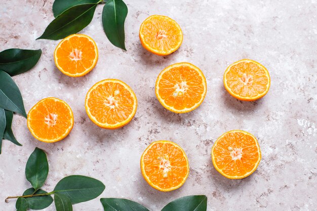 oranges fraîches sur une surface claire, vue de dessus