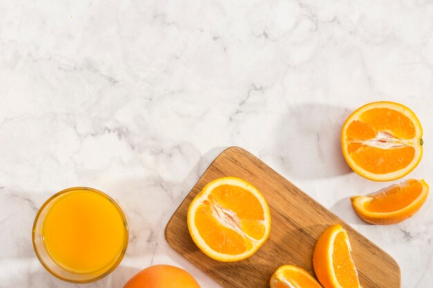 Oranges sur planche de bois et espace de copie