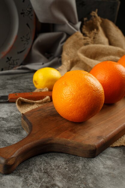 Oranges sur une planche de bois rustique.