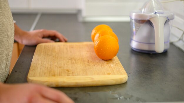 Oranges sur une planche de bois