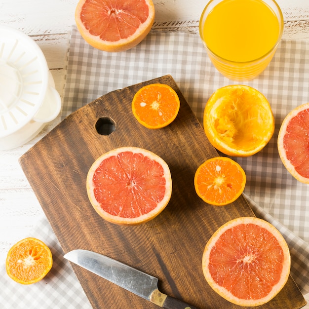 Photo gratuite oranges sur une planche à découper