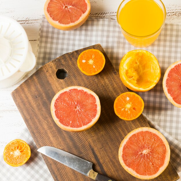 Oranges sur une planche à découper