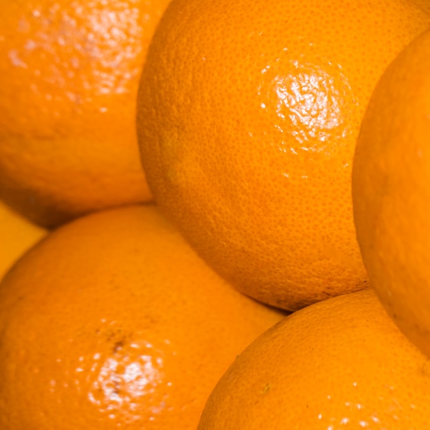 Oranges saines et juteuses à vendre sur le marché