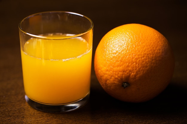 Photo gratuite oranges et son jus