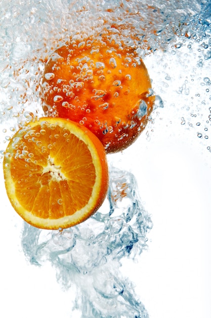 Oranges tombées dans l'eau