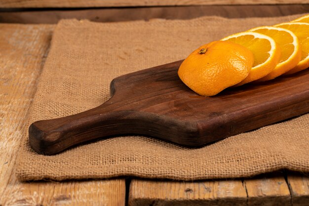 Oranges en tranches sur une planche de bois.