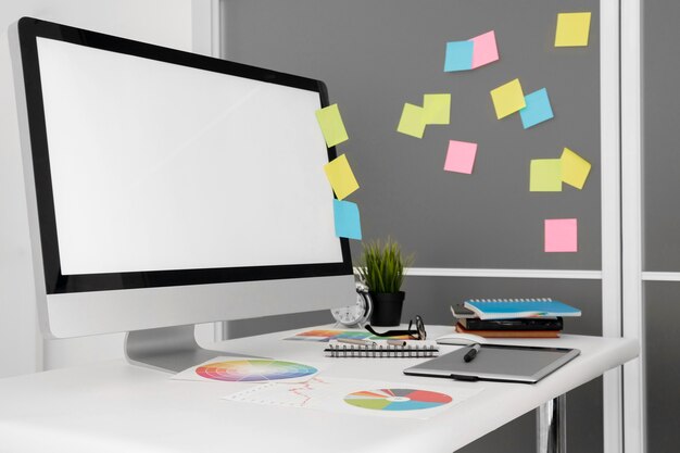 Ordinateur personnel sur l'espace de travail de bureau avec des notes autocollantes