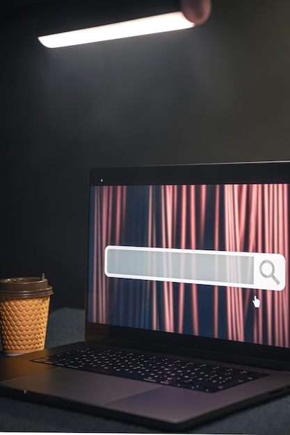 Ordinateur portable avec barre de recherche de navigateur Internet à l'écran