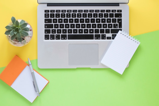 Ordinateur portable sur le clavier près de l&#39;usine