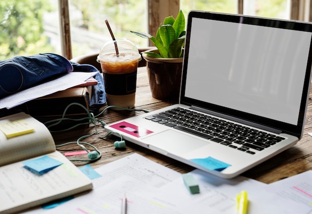 Ordinateur portable à écran blanc sur un bureau