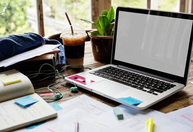 Ordinateur portable à écran blanc sur un bureau