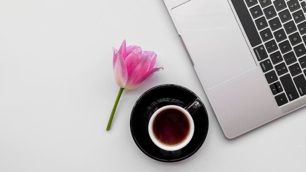 Ordinateur portable avec des fleurs et une tasse de café
