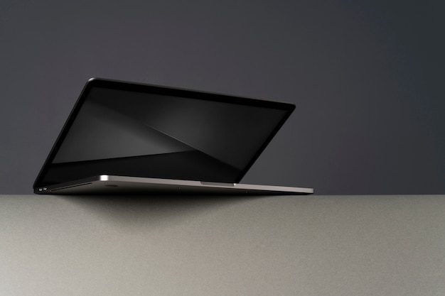 Un ordinateur portable avec un fond monochrome minimaliste