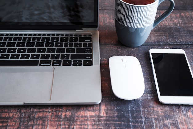 Ordinateur portable gris avec des éléments de bureau