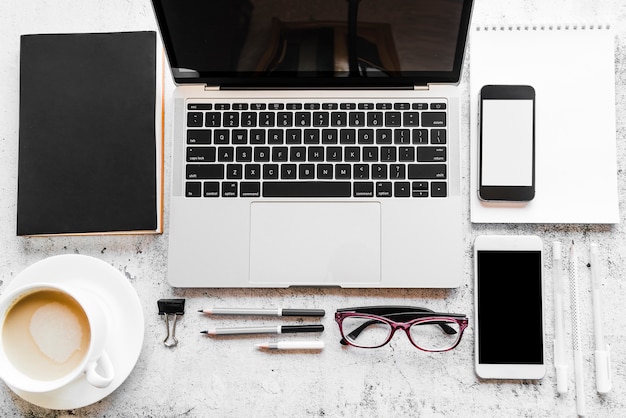 ordinateur portable gris avec des éléments de bureau