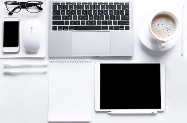 ordinateur portable gris avec des éléments de bureau