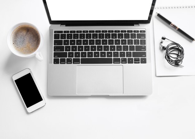 ordinateur portable gris avec des éléments de bureau