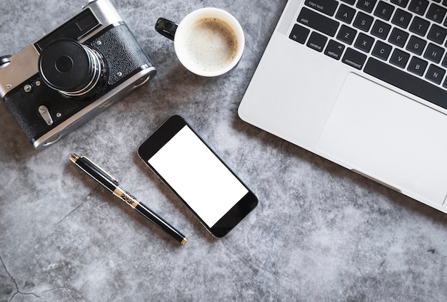 Ordinateur portable gris avec des éléments de bureau