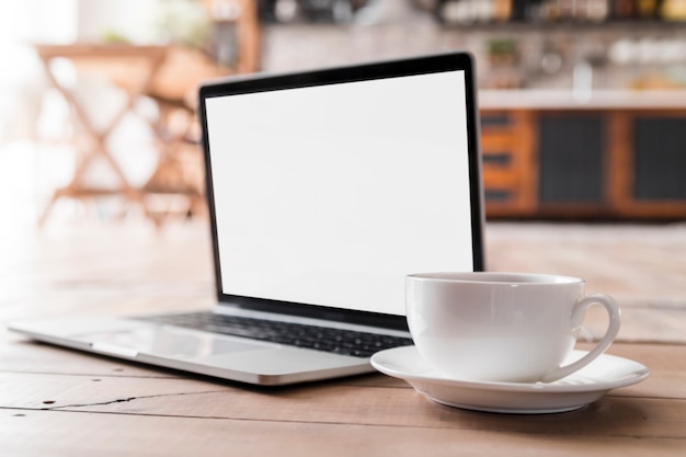 Ordinateur portable gris sur une table