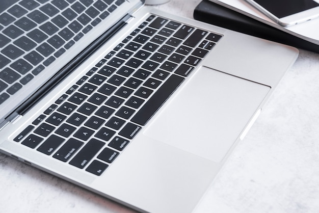 Ordinateur portable gris sur une table